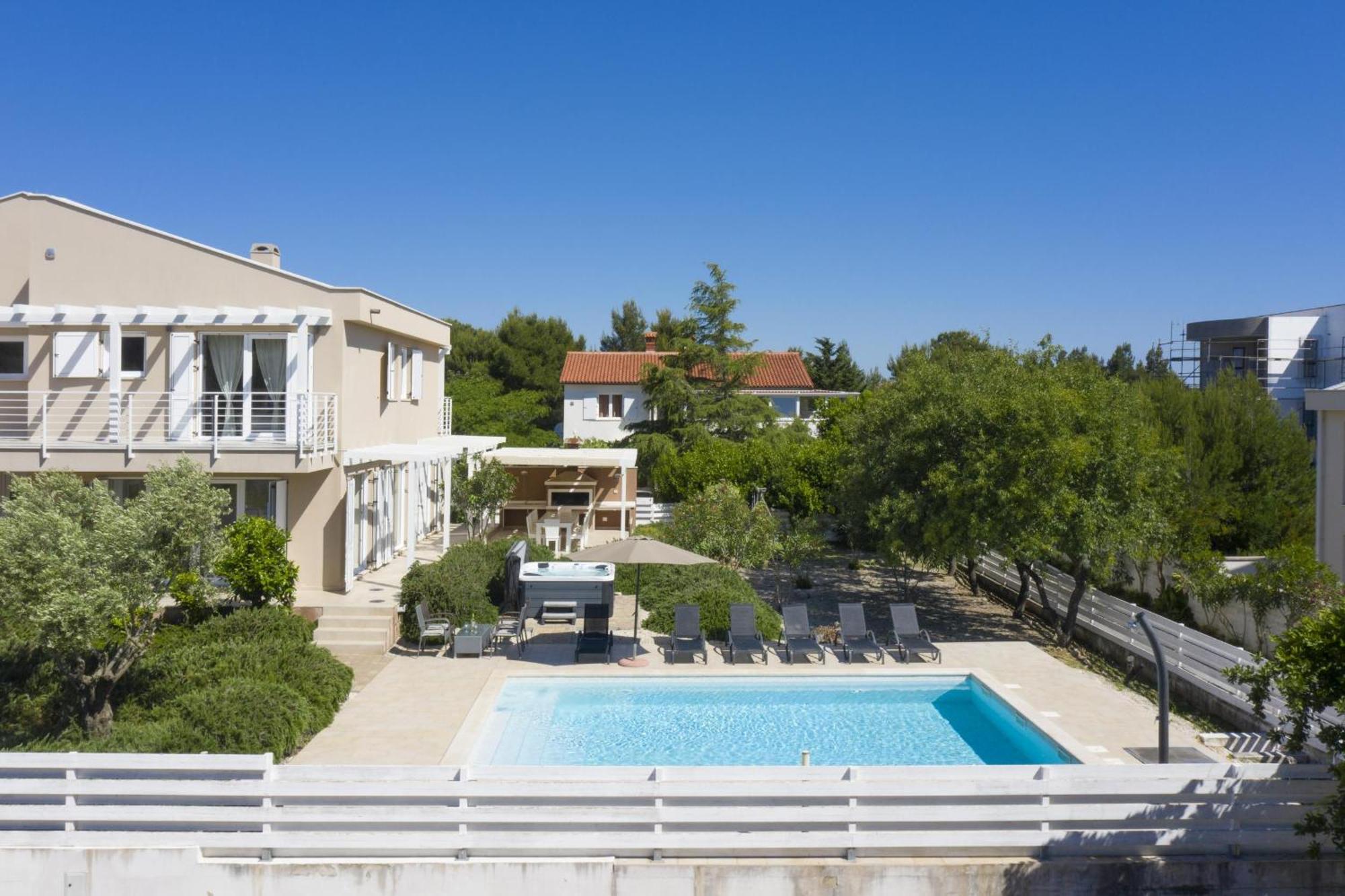 Villa Bella - Beautiful And Modern House With Pool, Souna, Jacuzzi & Playground, Liznjan - Istra Bagian luar foto