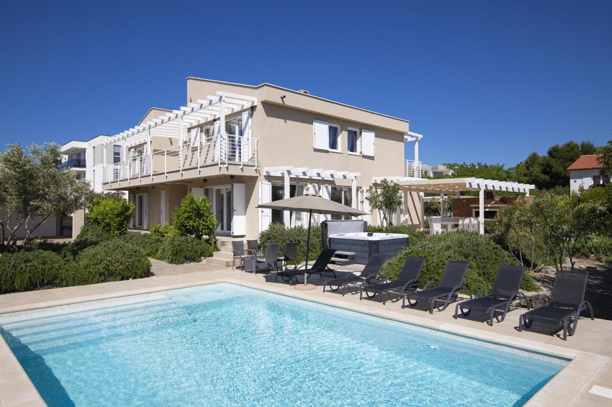 Villa Bella - Beautiful And Modern House With Pool, Souna, Jacuzzi & Playground, Liznjan - Istra Bagian luar foto