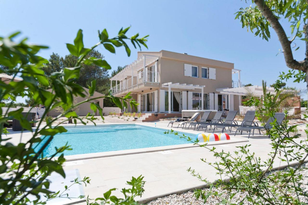 Villa Bella - Beautiful And Modern House With Pool, Souna, Jacuzzi & Playground, Liznjan - Istra Bagian luar foto