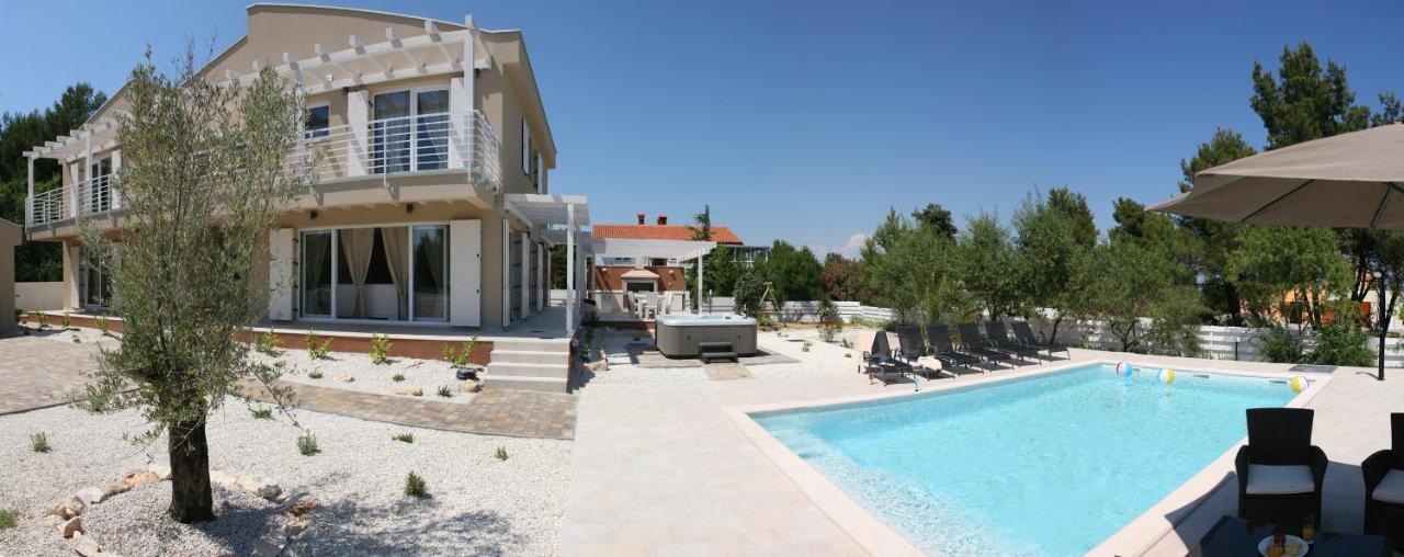 Villa Bella - Beautiful And Modern House With Pool, Souna, Jacuzzi & Playground, Liznjan - Istra Bagian luar foto