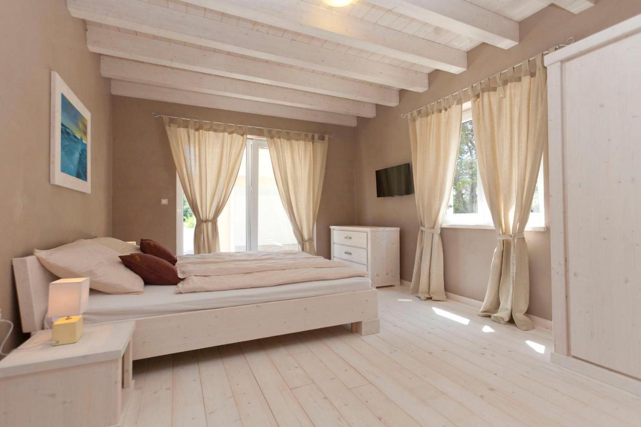 Villa Bella - Beautiful And Modern House With Pool, Souna, Jacuzzi & Playground, Liznjan - Istra Bagian luar foto