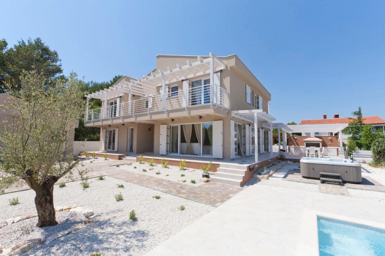 Villa Bella - Beautiful And Modern House With Pool, Souna, Jacuzzi & Playground, Liznjan - Istra Bagian luar foto