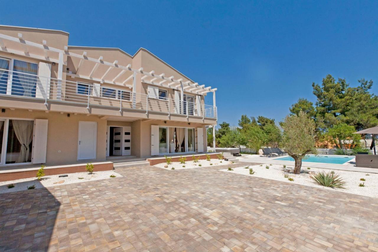 Villa Bella - Beautiful And Modern House With Pool, Souna, Jacuzzi & Playground, Liznjan - Istra Bagian luar foto